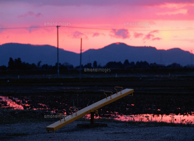 シーソーのある夕方の風景
(c)TAKASHI SATO/SEBUN PHOTO