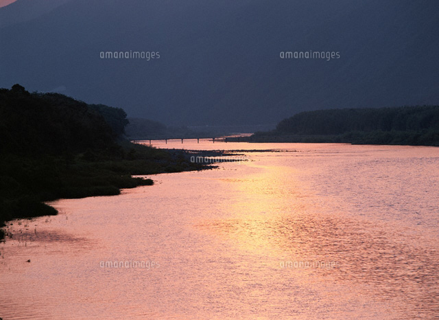 吉野川の夕景 徳島県
(c)TAKASHI SATO/SEBUN PHOTO