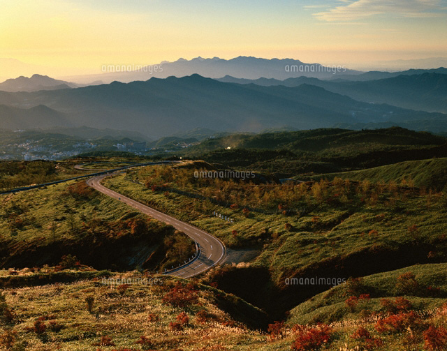 朝の道路と草津温泉遠望 草津町 群馬県
(c)TAKASHI SATO/SEBUN PHOTO