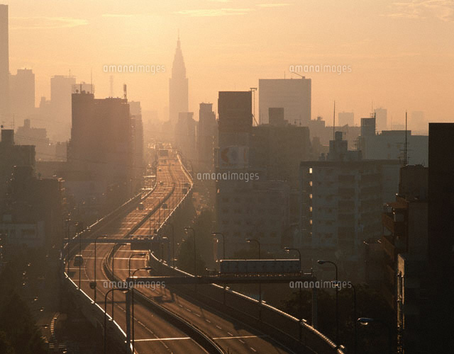 朝の首都高とドコモビルの風景 新宿 東京都
(c)TAKASHI SATO/SEBUN PHOTO