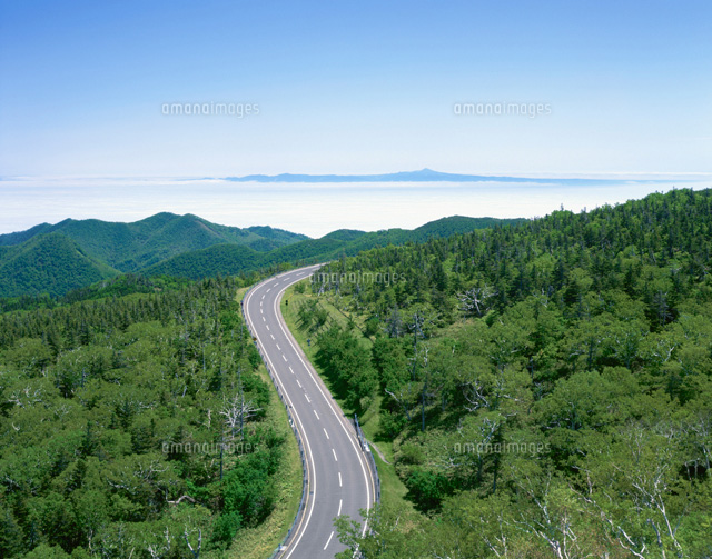 朝の知床横断道路と国後島
(c)TAKASHI SATO/SEBUN PHOTO