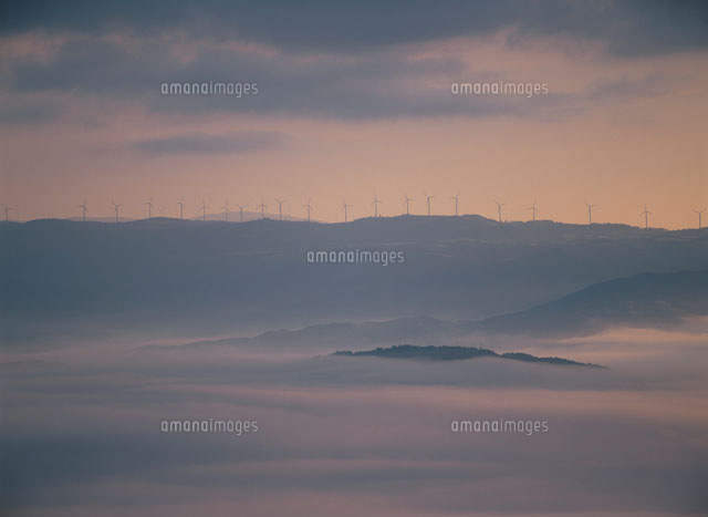朝の雲海と風力発電
(c)TAKASHI SATO/SEBUN PHOTO