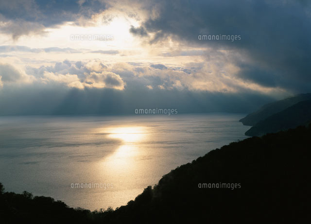 雲間の光と十和田湖
(c)TAKASHI SATO/SEBUN PHOTO