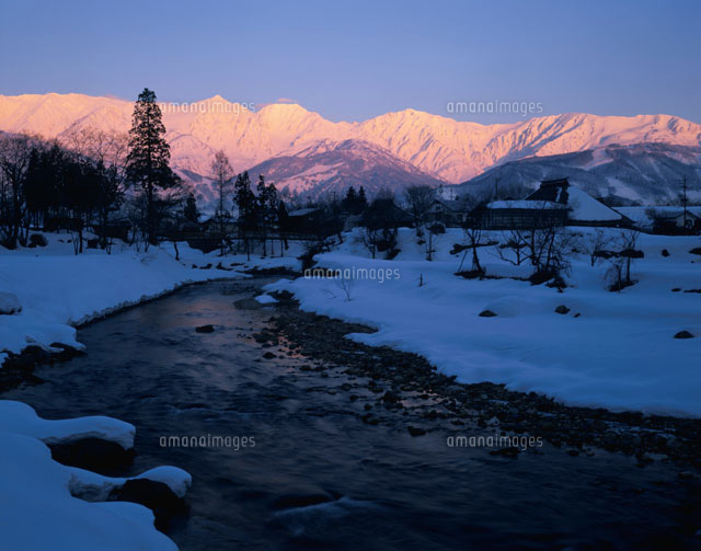 朝焼けの白馬連峰と大出の吊橋
(c)TAKASHI SATO/SEBUN PHOTO