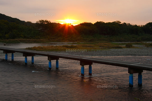 朝日と佐田の沈下橋 四万十川
(c)TAKASHI SATO/SEBUN PHOTO