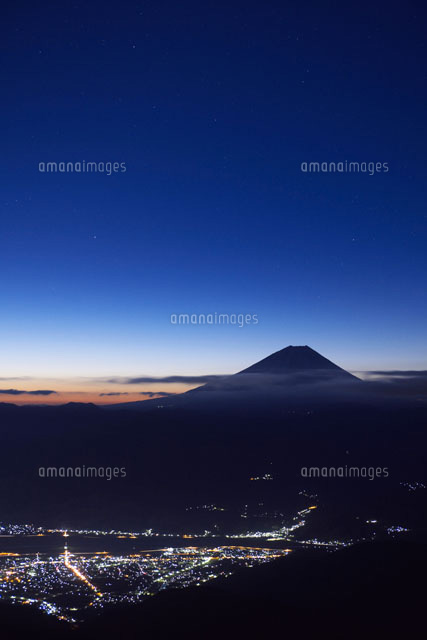 櫛形山より望む星空と富士山
(c)TAKASHI SATO/SEBUN PHOTO