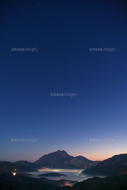 星空と朝の由布岳
(c)TAKASHI SATO/SEBUN PHOTO