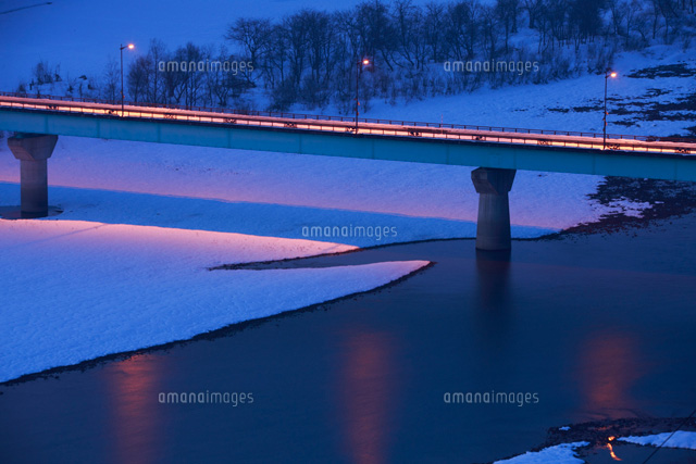 夜の信濃川
(c)TAKASHI SATO/SEBUN PHOTO