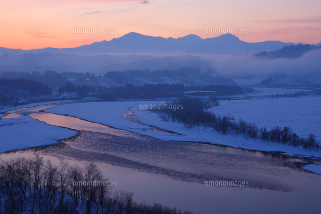 朝の信濃川と越後三山
(c)TAKASHI SATO/SEBUN PHOTO