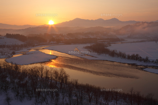 朝の信濃川と越後三山
(c)TAKASHI SATO/SEBUN PHOTO