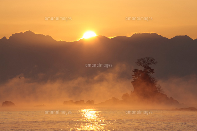朝の雨晴海岸と立山連峰
(c)TAKASHI SATO/SEBUN PHOTO