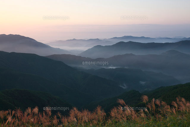四国カルストから朝の山並み
(c)TAKASHI SATO/SEBUN PHOTO