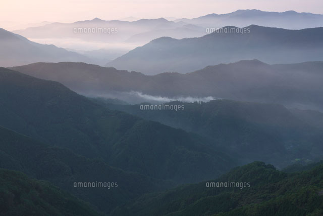 四国カルストから朝の山並み
(c)TAKASHI SATO/SEBUN PHOTO