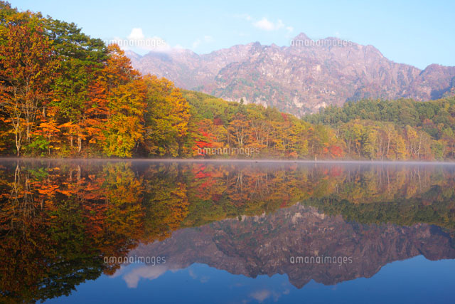 紅葉の鏡池と戸隠連峰
(c)TAKASHI SATO/SEBUN PHOTO