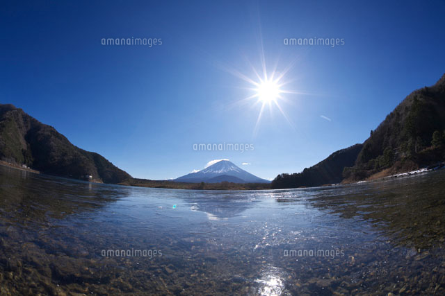 凍る精進湖と富士山
(c)TAKASHI SATO/SEBUN PHOTO