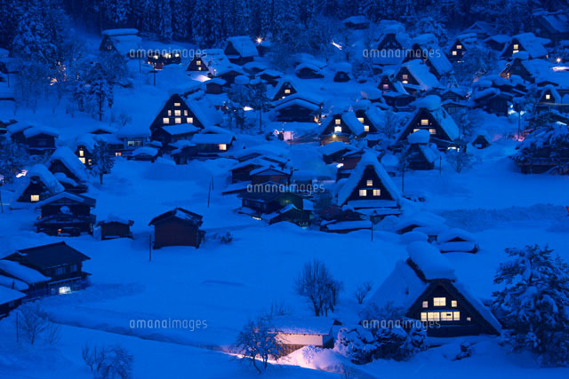 雪の白川郷の夜景
(c)TAKASHI SATO/SEBUN PHOTO