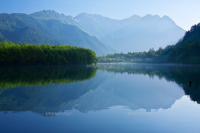 朝の上高地の大正池と穂高岳
(c)TAKASHI SATO/SEBUN PHOTO