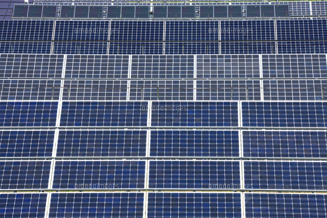 太陽光発電のソーラーパネル
(c)TAKASHI SATO/SEBUN PHOTO