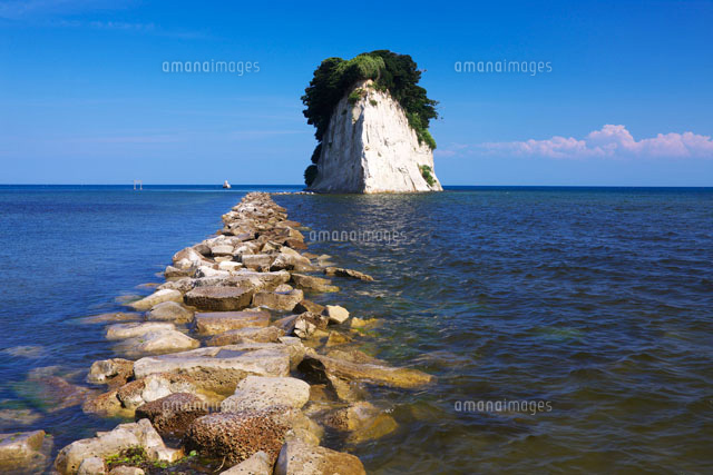 能登半島の見附島
(c)TAKASHI SATO/SEBUN PHOTO