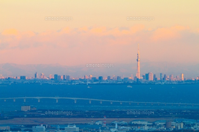 朝の東京湾アクアラインとスカイツリー
(c)TAKASHI SATO/SEBUN PHOTO