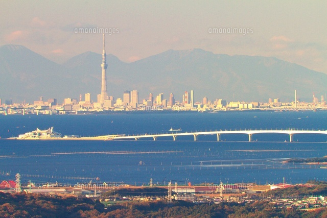 東京湾アクアラインと海ほたると日光連山とスカイツリーの夕景
(c)TAKASHI SATO/SEBUN PHOTO