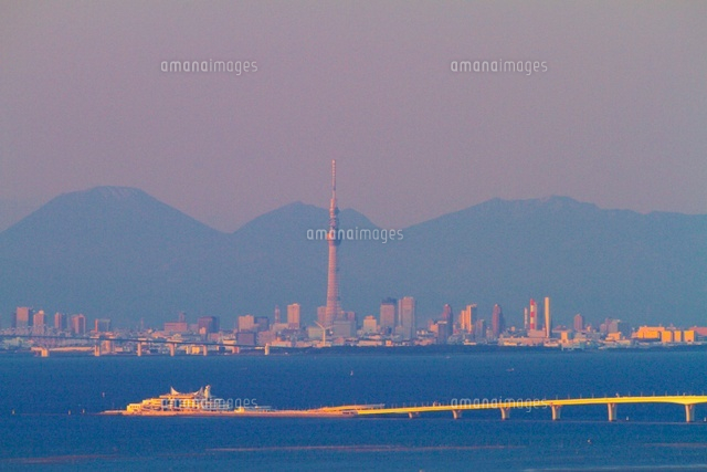 東京湾アクアラインと海ほたると日光連山とスカイツリーの夕景
(c)TAKASHI SATO/SEBUN PHOTO