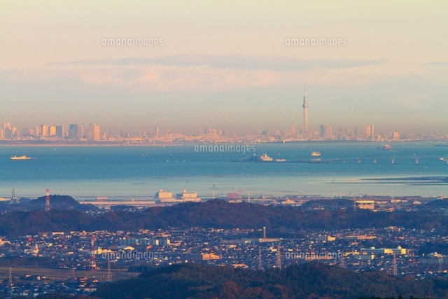 朝の東京湾アクアラインと海ほたるとスカイツリー
(c)TAKASHI SATO/SEBUN PHOTO