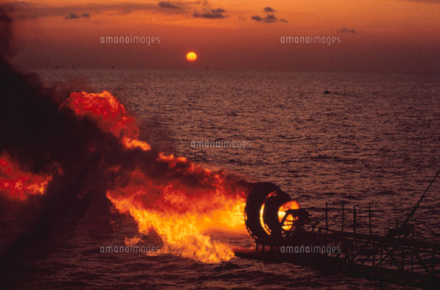 海底油田の炎と夕日
(c)GUY MARCHE/SEBUN PHOTO
