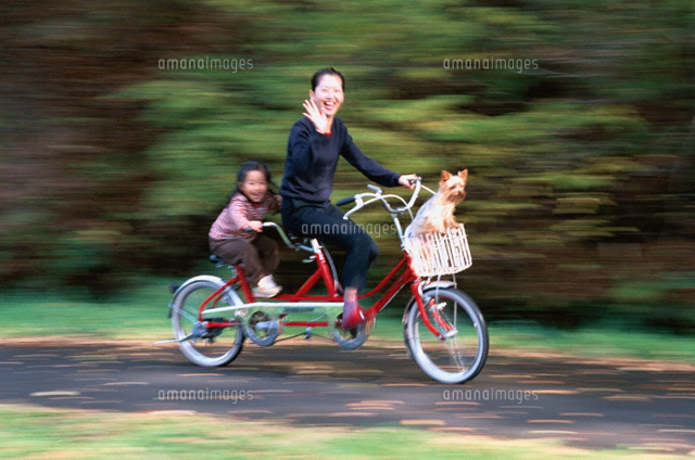 自転車に乗る母子
(c)KOICHI SAITO/orion