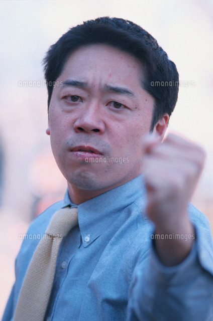 ガッツポーズの日本人のビジネスマン
(c)KOICHI SAITO/orion