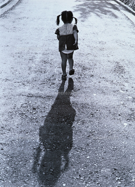 後姿の日本人の女の子と影 B/W
(c)KOICHI SAITO/orion