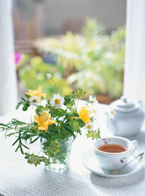 花瓶の花とティーセット
(c)KOICHI SAITO/orion