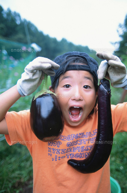 野菜を収穫する女の子
(c)KOICHI SAITO/orion