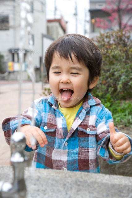 飛び出す水と笑顔の男の子
(c)KOICHI SAITO/orion