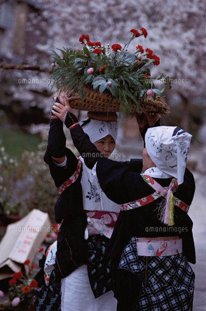 花の入った籠を頭に乗せる白川女 京都
(c)KYOSHI SHIRAKAWA/SEBUN PHOTO