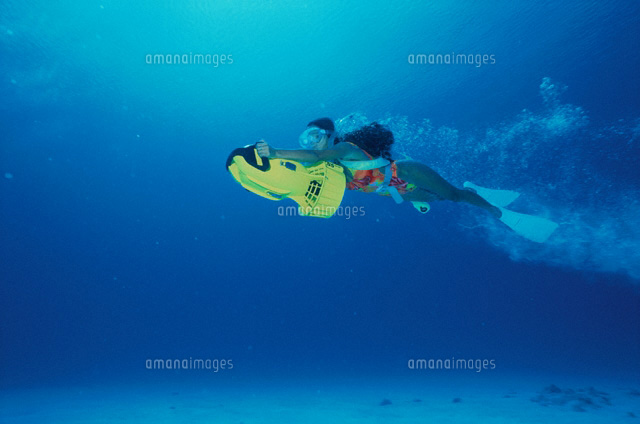 水中スクーターとダイバー
(c)NOBUAKI SUMIDA/SEBUN PHOTO