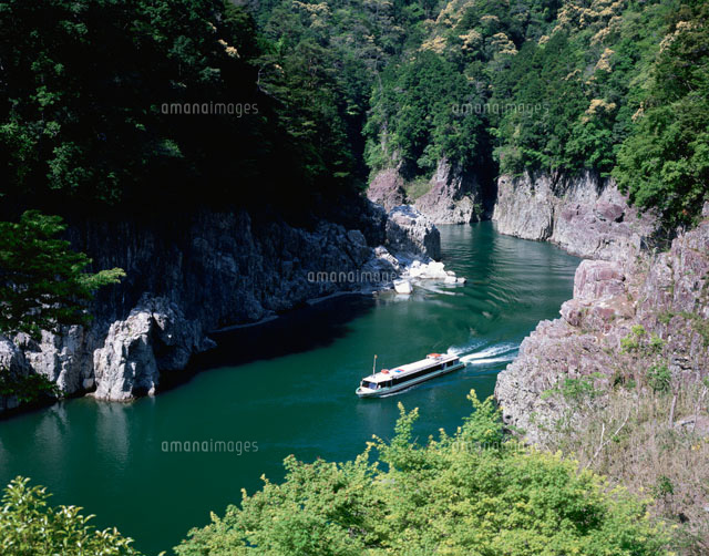 新緑の瀞峡と観光船
(c)NOBUAKI SUMIDA/SEBUN PHOTO