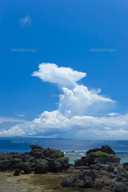 積乱雲と隆起サンゴと沖縄本島遠望
(c)NOBUAKI SUMIDA/SEBUN PHOTO