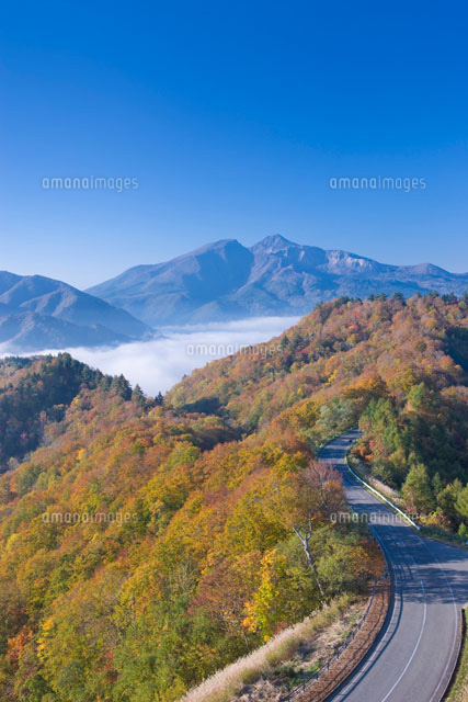 磐梯山と小野川湖の雲海と紅葉のレークライン
(c)NOBUAKI SUMIDA/SEBUN PHOTO