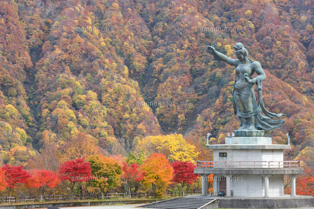 紅葉した宇奈月温泉と平和の像
(c)NOBUAKI SUMIDA/SEBUN PHOTO