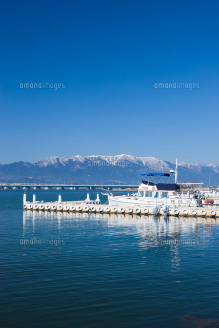 琵琶湖に浮かぶクルーザーと琵琶湖大橋と雪の比良山
(c)NOBUAKI SUMIDA/SEBUN PHOTO