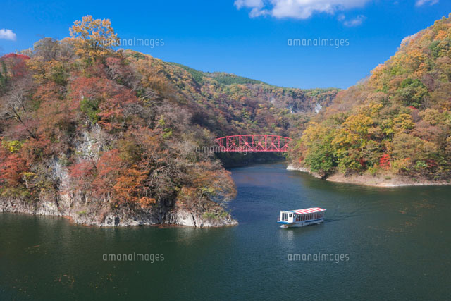 秋の神龍橋と神龍湖と遊覧船
(c)NOBUAKI SUMIDA/SEBUN PHOTO