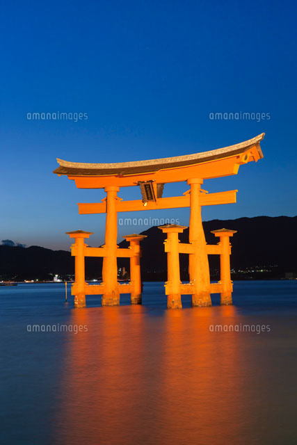 秋の宮島の大鳥居の夕景
(c)NOBUAKI SUMIDA/SEBUN PHOTO