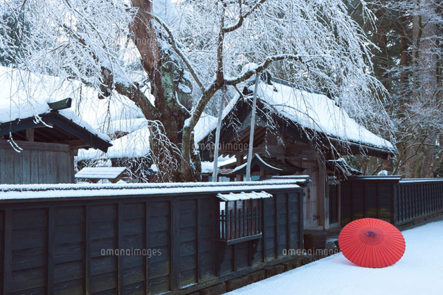 雪の角館の武家屋敷とカサ
(c)NOBUAKI SUMIDA/SEBUN PHOTO
