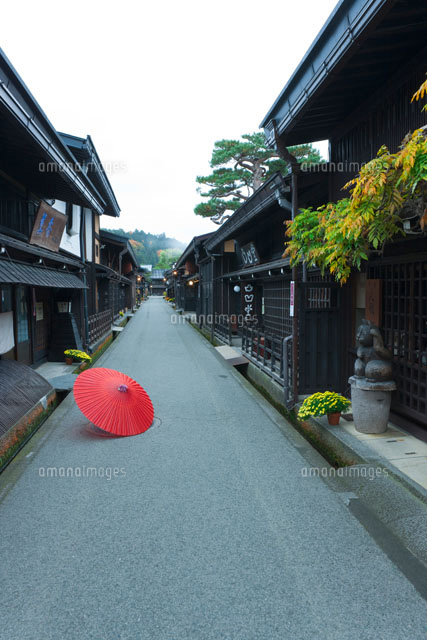 秋の高山上三之町とカサ
(c)NOBUAKI SUMIDA/SEBUN PHOTO