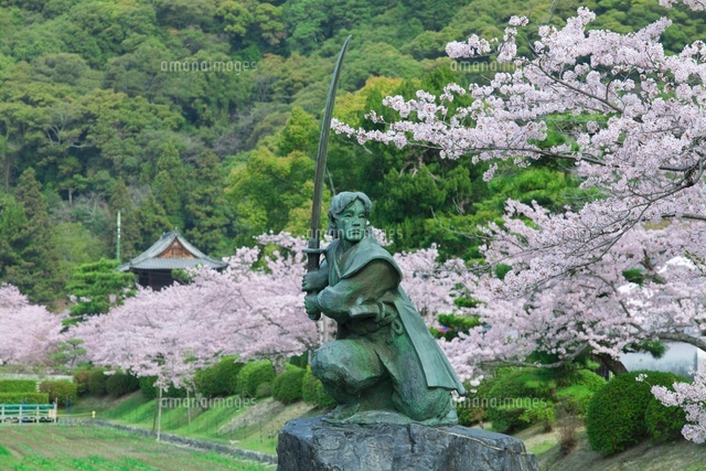 佐々木小次郎の像と桜
(c)NOBUAKI SUMIDA/SEBUN PHOTO