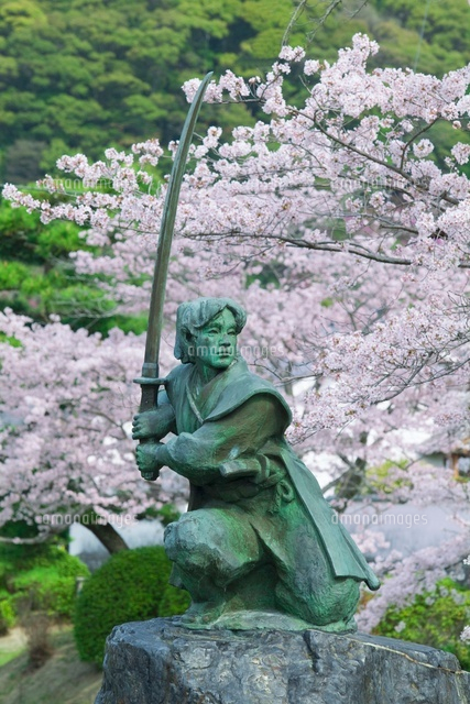 佐々木小次郎の像と桜
(c)NOBUAKI SUMIDA/SEBUN PHOTO