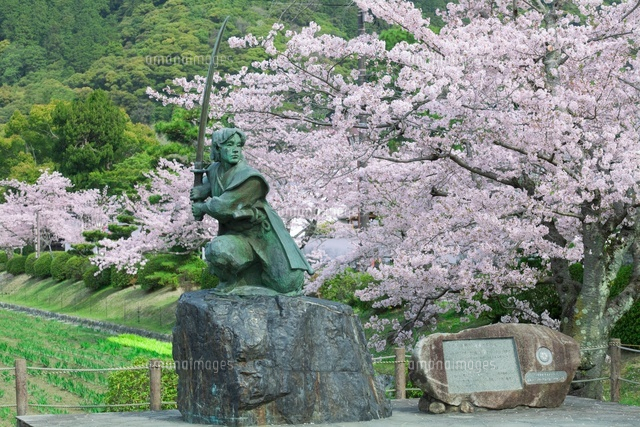 佐々木小次郎の像と桜
(c)NOBUAKI SUMIDA/SEBUN PHOTO
