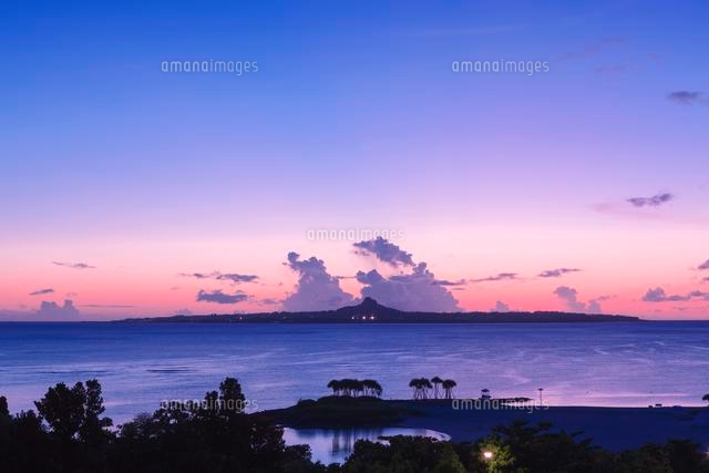 伊江島とエメラルドビーチの夕景
(c)NOBUAKI SUMIDA/SEBUN PHOTO