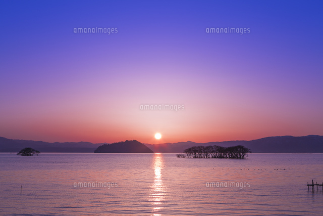 琵琶湖の夕日と竹生島
(c)NOBUAKI SUMIDA/SEBUN PHOTO
